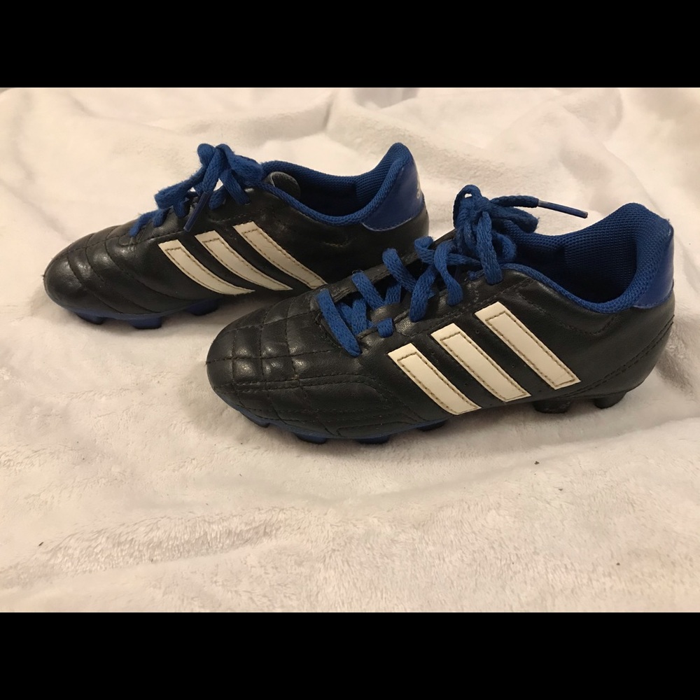 Boys size 1 Adidas soccer cleats